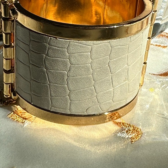 CC Skye Embossed leather cuff with pin and chain fastener - Picture 3 of 8